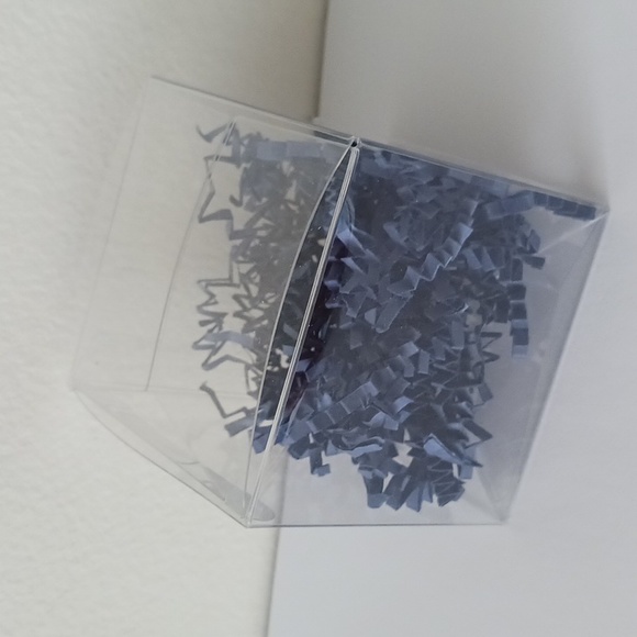 16 small plastic clear  gift boxes w navy blue  Crinkle Paper 3"x 3" x 3" - Picture 11 of 12